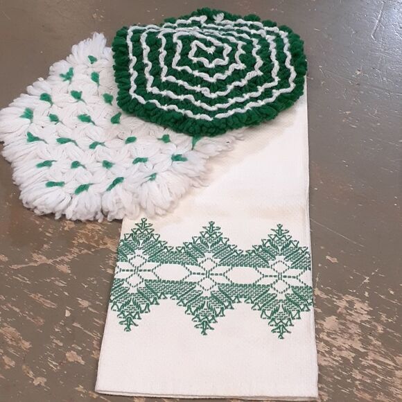 Set of 2 yarn potholders, & 1 crocheted with painted design doilee. - Picture 1 of 6